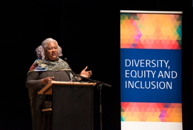 Dr. Barbara Love sprak op het Diversiteitssymposium, en gaf Hester Bijl en alle decanen een workshop over racisme.