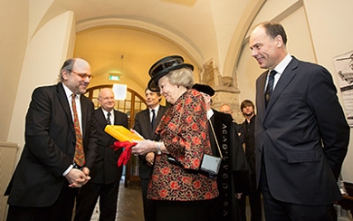 Professor Jonathan Silk overhandigt prinses Beatrix een exemplaar van de bundel. Naast Silk staan Herman Pabbruwe (directeur uitgever Brill) en prof. Erik-Jan Zürcher. Rechts rector Carel Stolker.
