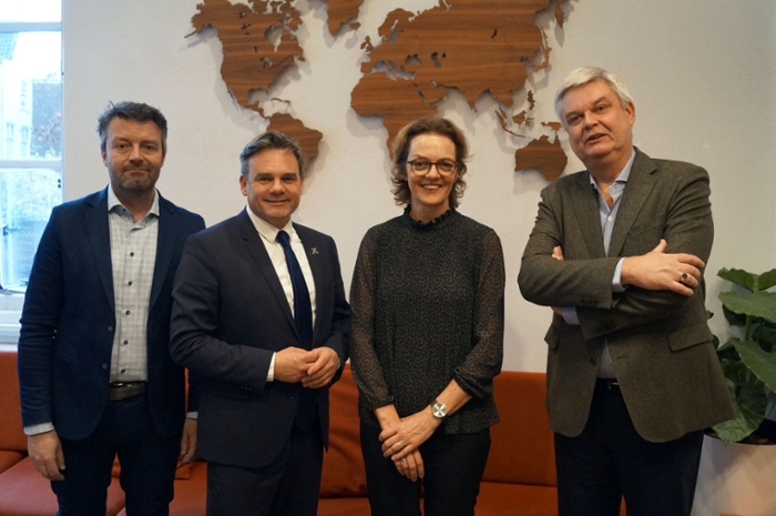 Kwartiermaker Jan Hendrik Schretlen (uiterst rechts) gaat de haalbaarheid van Leiden Law Park, een juridische innovatiehub in de binnenstad van Leiden onderzoeken. Naast hem op de foto (v.l.n.r.) Dimitrie Morrison (provincie Zuid-Holland), Paul Dirkse (wethouder gemeente Leiden) en Joanne van der Leun (decaan rechtenfaculteit).