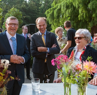 Carla van Steijn (r) was een trouwe en betrokken bezoekster van de Hortus botanicus. Zo was zij aanwezig bij de heropening van de tropische kassen in 2013. Links hortusprefect Paul Kessler, in het midden rector Carel Stolker