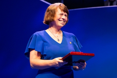 Ewine van Dishoeck ontving de Kavli-prijs voor haar baanbrekende onderzoek naar het ontstaan van sterren en planeten.