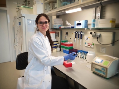 Elena Sánchez López in the lab of the Human Genetics department at the LUMC.