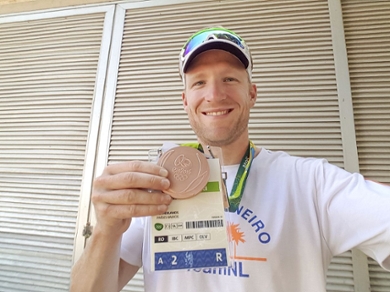 Boudewijn Roëll met de bronzen plak die hij won met de Holland Acht op de Olympische Spelen in 2016.