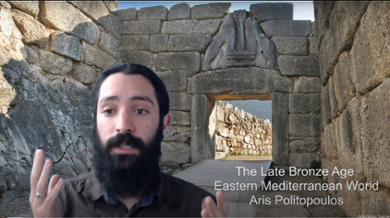 Aris Politopoulos geeft college voor een 'green screen' over de rijken in het oostelijk Middelandse-Zeegebied tijdens de Late Bronstijd.