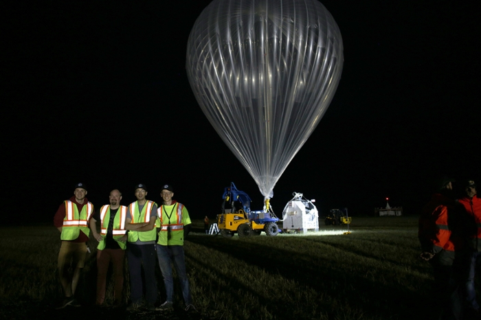 V.l.n.r. Steven Bos, Frans Snik, Chris de Jonge en David Doelman. De ballon op de foto is slechts een hulpballon voor de lancering: de hoofdballon is zo'n tien keer groter.