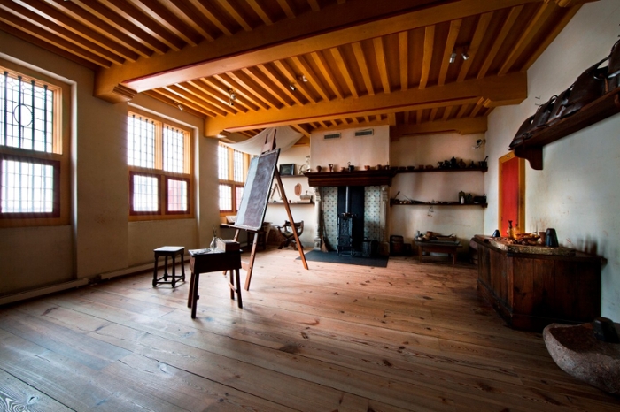 A photo of an artist's studio in Rembrandt House Museum.
