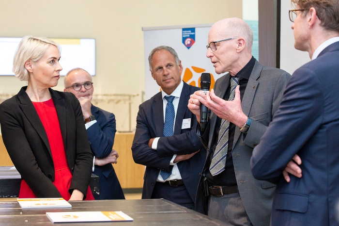 Professor of Health Psychology Andrea Evers (left) in discussion with Director-General of the Ministry of Education, Culture and Science Marcelis Boereboom. Minister Van Engelshoven was unable to attend.