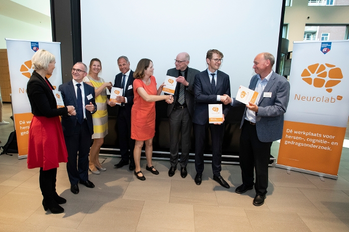 The research agenda is presented to Minister Dekker (second from right). Director-General Marcelis Boereboom from the Ministry of Education, Culture and science (next to Dekker) accepts the agenda on behalf of Minister Van Engelshoven.