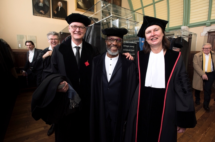 Professor Lungisile Ntsebeza (midden) met erepomotor Jan-Bart Gewald (links) en hoogleraar Ontwikkelingssociologie Marja Spierenburg (rechts) in het Academiegebouw, voorafgaand aan de ceremonie.