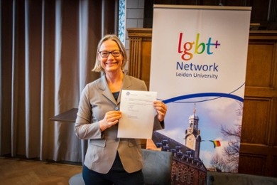 Vice-rector magnificus Hester Bijl toont haar handtekening onder het oprichtingsdocument.