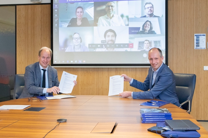 Professor Erwin Muller, director of Campus The Hague, was also present at the signing of the agreement. Vice-Rector Hester Bijl and councillors Saskia Bruines (Economy and Campus Development) and Hilbert Bredemeijer (Education) were present online; corona measures prevented them attending in person.