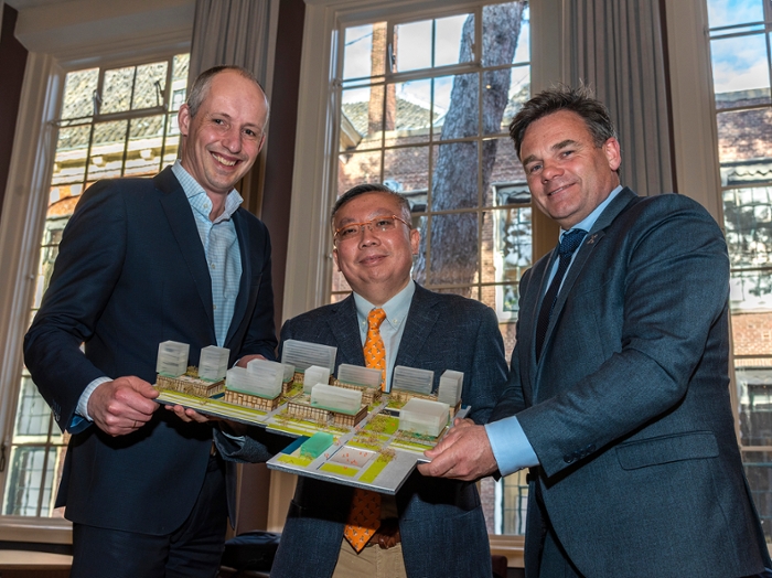 From l to r: Martijn Ridderbos, Vice-President of the Executive Board, Mr Zhang from Yisheng Development,  and alderman Paul Dirkse with a model of the new entrance area to the Leiden Bio Science Park.