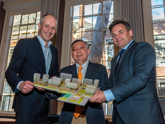 v.l.n.r.: Martijn Ridderbos, vicevoorzitter van het college van bestuur, de heer Zhang van Yisheng Developments en wethouder Paul Dirkse met een maquette van het nieuwe entreegebied van het Leiden Bio Science Park.