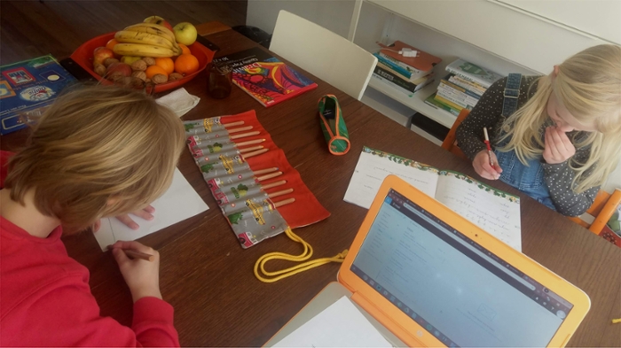 Remote teaching in action: Alexander Pleijter sits at the dining table with his children in the morning. He does short tasks, his oldest child does schoolwork and the youngest does crafts.