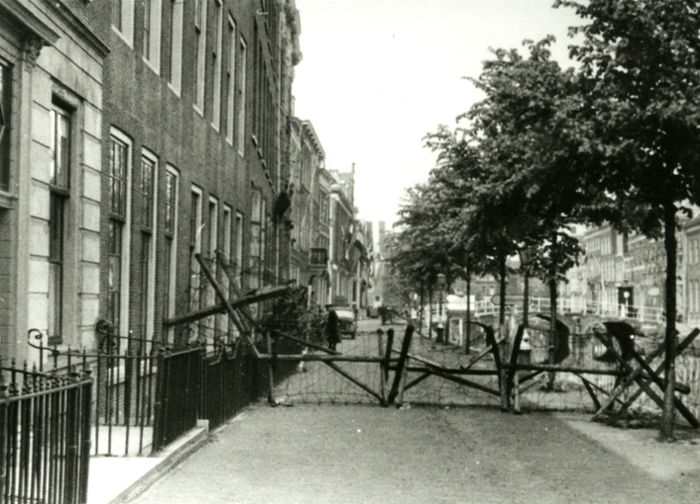 Een door de Duitsers opgeworpen wegblokkade op het Rapenburg.