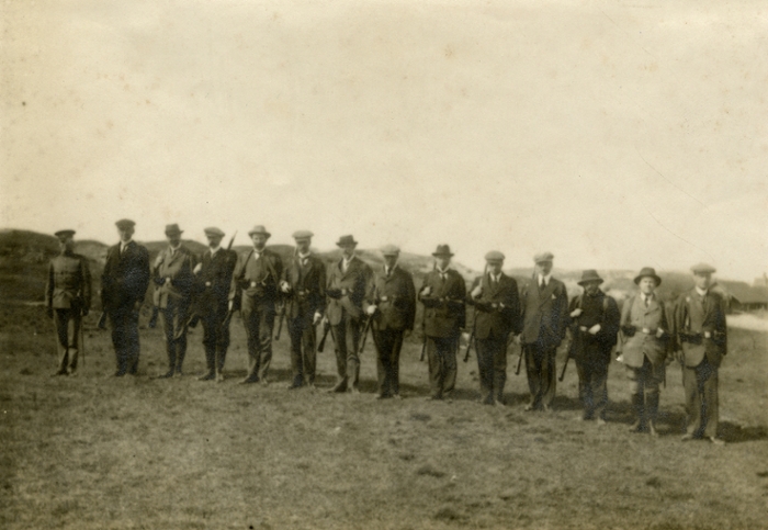 Leidse hoogleraren op schiettraining in de duinen bij Katwijk.