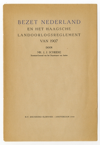 The pamphlet in which Jaap Schrieke argues that the Hague Convention no longer applies to the Netherlands under occupation. The pamphlet was smuggled into Kamp Vugt, so that Ben Telders could add his comments.