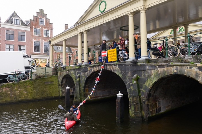 Yvonne van Delft, alderman at the Municipality of Leiden, and Martijn Ridderbos, Vice-Chairman of the Executive Board of Leiden University, fished a long string of plastic out of the Nieuwe Rijn canal, to launch the Plastic Spotter project. Eelkje Colmjon