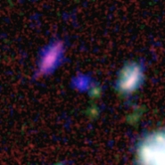 Het blauwe puntje in het midden is sterrenstelsel COLA1.