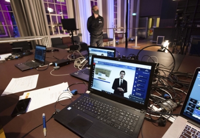 A screen showing Rick Honings talking about Leiden poet Willem Bilderdijk.