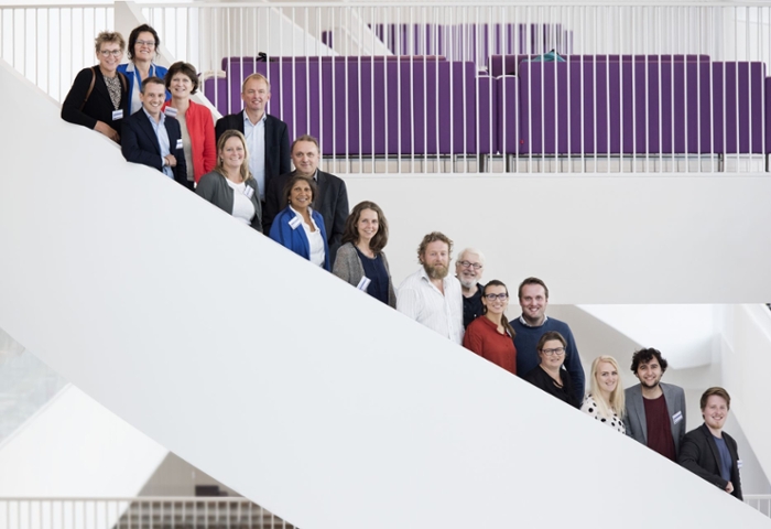 De nieuwe raadsleden en enkele onderzoekers van de faculteit Wiskunde & Natuurwetenschappen in het nieuwe Atrium in het Gorlaeus.