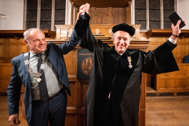 Prof. Ruud Koole, Officer of the Order of Oranje Nassau, with the Mayor of Leiden, Lenferink.