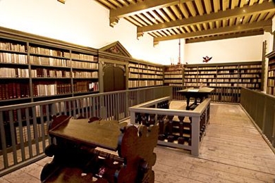 In de Bibliotheca Thysiana staat een originele én werkende boekenmolen uit de 17e eeuw. Het is het enige bewaard gebleven exemplaar in Nederland.