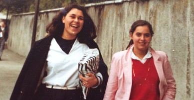 Tamara en Corinne op studiereis met het Telders Dispuut, in hun studietijd (rond 1982).