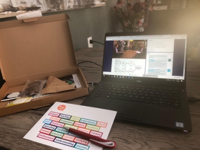 Alle deelnemers aan het webinar 'Digitaal leren en lesgeven in tijden van corona' kregen thuis een pakketje, met daarin onder andere de 'Online Onderwijs Bingokaart'.
