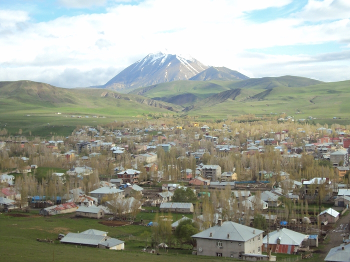 A photo of the village of Eleşkirt with the Kösedag mountain in the background.