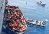 Bootvluchtelingen in de Middellandse Zee worden opgepikt door de Ierse marine.