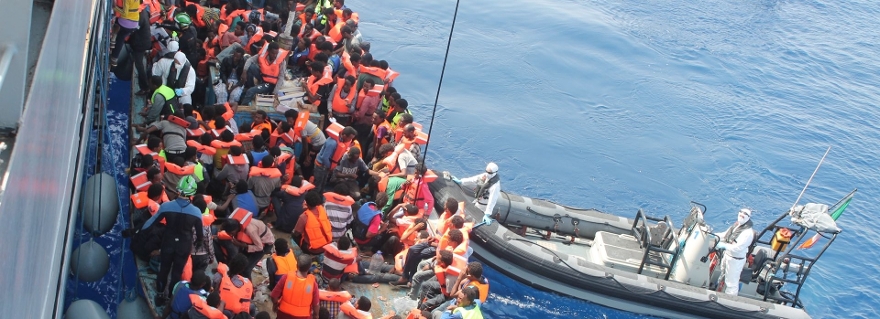 Bootvluchtelingen in de Middellandse Zee worden opgepikt door de Ierse marine.