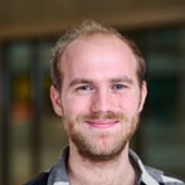 Een man van eind twintig, begin dertig, met een baard