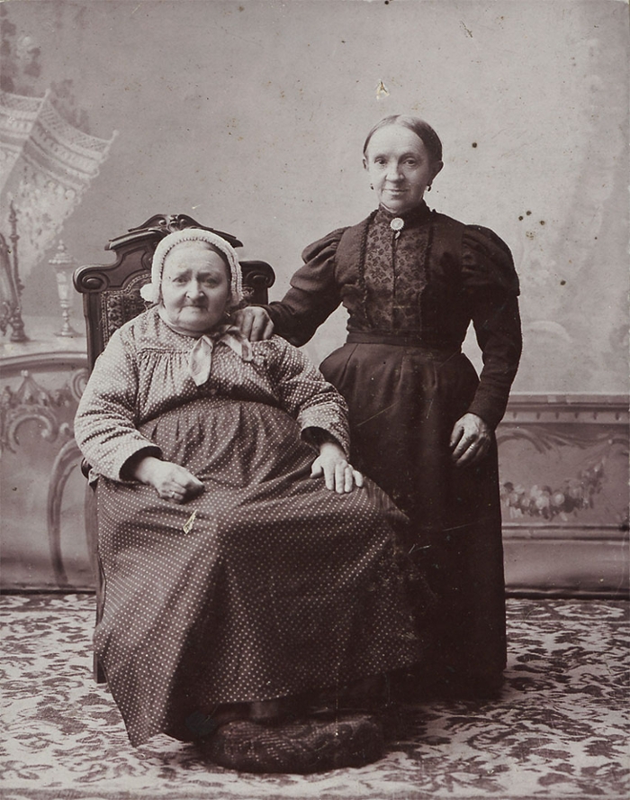 Portrait of Rieke and Moeke Nieuwenhuis