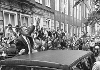 Tijdens het bezoek aan Leiden op 17 juli 1989 zwaait president Bush voor het Academiegebouw naar het publiek.