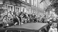 Tijdens het bezoek aan Leiden op 17 juli 1989 zwaait president Bush voor het Academiegebouw naar het publiek.