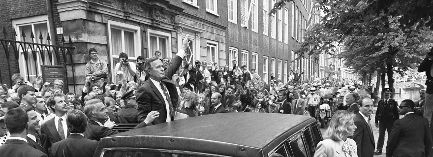 Tijdens het bezoek aan Leiden op 17 juli 1989 zwaait president Bush voor het Academiegebouw naar het publiek.