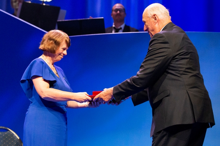 King Harald presents Ewine van Dishoeck with the Kavli Prize medal.