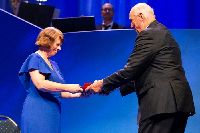 Koning Harald overhandigt Ewine van Dishoeck de medaille behorende bij de Kavli-prijs.