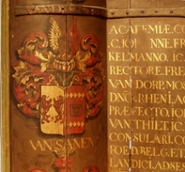 Twee houten panelen. Links een schildering van een wapenschild met rode en gouden kleuren, versierd met leeuwen en een helm met vleugels, met de naam 