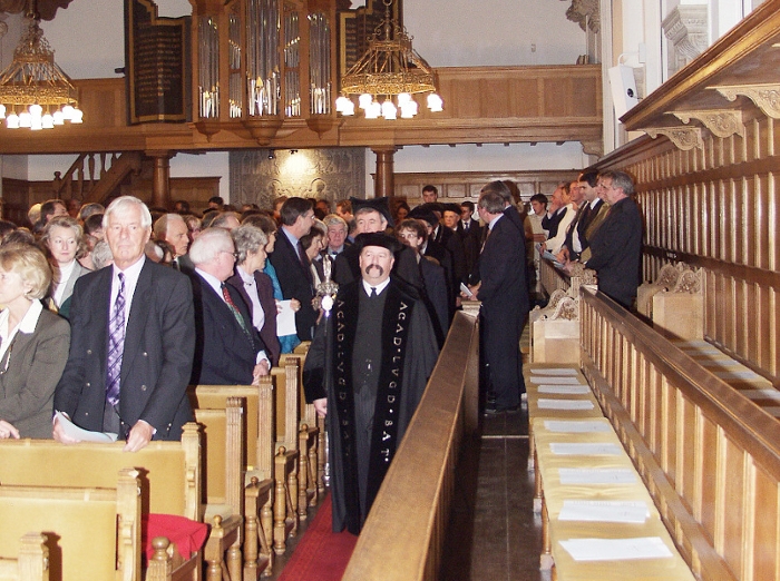 Foto van het cortège voorafgaand aan de oratie van Cleveringa-hoogleraar prof.dr. V.W. Sidel op 26 november 1998 in het Groot Auditorium van het Academiegebouw van de Universiteit Leiden.