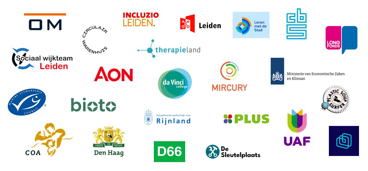 De logo's van partnerorganisaties van het Leiden Leadership Programme: Openbaar Ministerie, Circulair Warenhuis, Incluzio Leiden, Gemeente Leiden, Leren met de Stad, CBS, Longfonds, Sociaal wijkteam Leiden, AON, Da Vinci College Leiden, Mircury, Ministerie van Economische Zaken, Marine Stewardship Council, Bioto, Hoogheemraadschap Rijnland, PLUS-supermarkten, UAF, Plastic Soup Surfer, COA, Gemeente Den Haag, D66, De Sleutelplaats