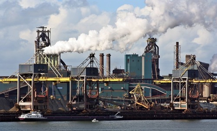 Fabriek van Tata Steel in IJmuiden, met witte rookwolken erboven