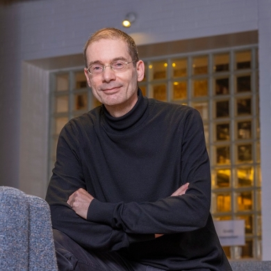 Docent Rens met zijn armen over elkaar