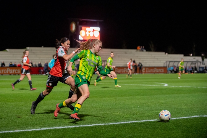 Nikki IJzerman op het veld