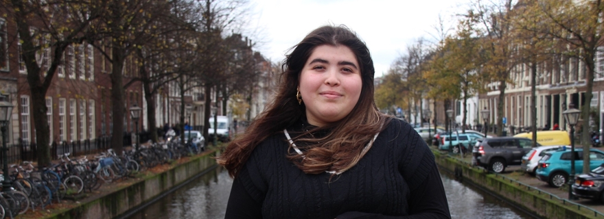 Nasreen op een brug