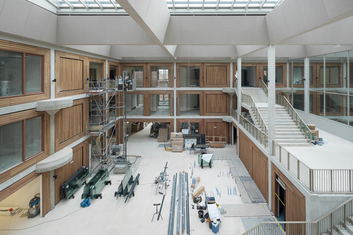 Uitzicht op het atrium vanaf de tweede verdieping