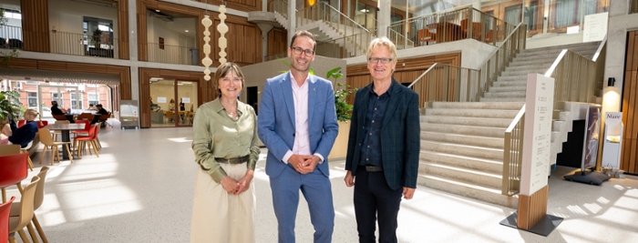 From left to right: Chair of the Executive Board Anntje Ottow, Mayor Peter Heijkoop, Dean Henk te Velde