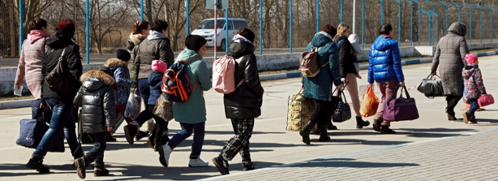 Oekraïnse vrouwen en kinderen lopen met koffers en tassen