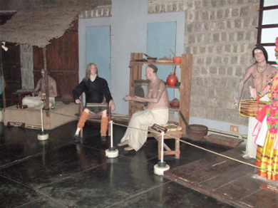 VOC commandeur Hendrik Adriaan van Reede tot Drakenstein en de Malabaarse geneeskundige Itti Achudan werken samen aan de Hortus Malabaricus (Kerala Museum, Edapally (Kochi), photo Jos Gommans)